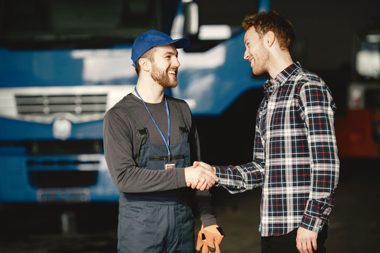 Dos hombres dándose la mano con una sonrisa