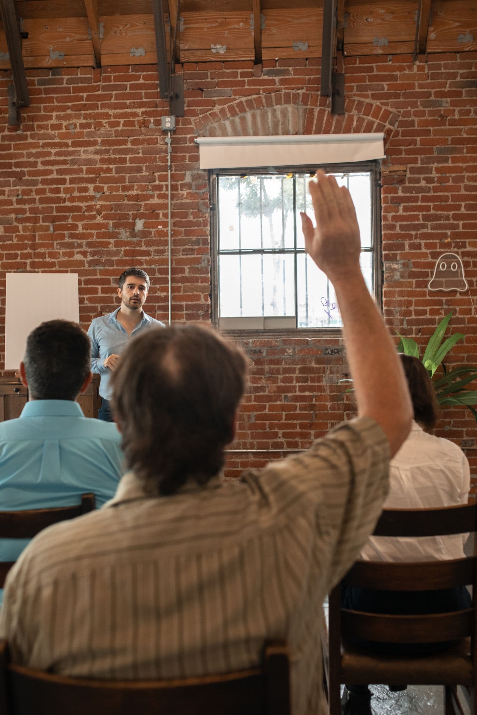 Participante levantando la mano durante un taller
